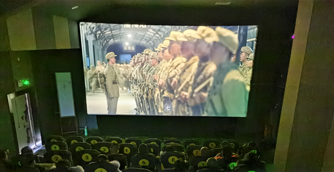电力公司组织党员观看电影跨过鸭绿江