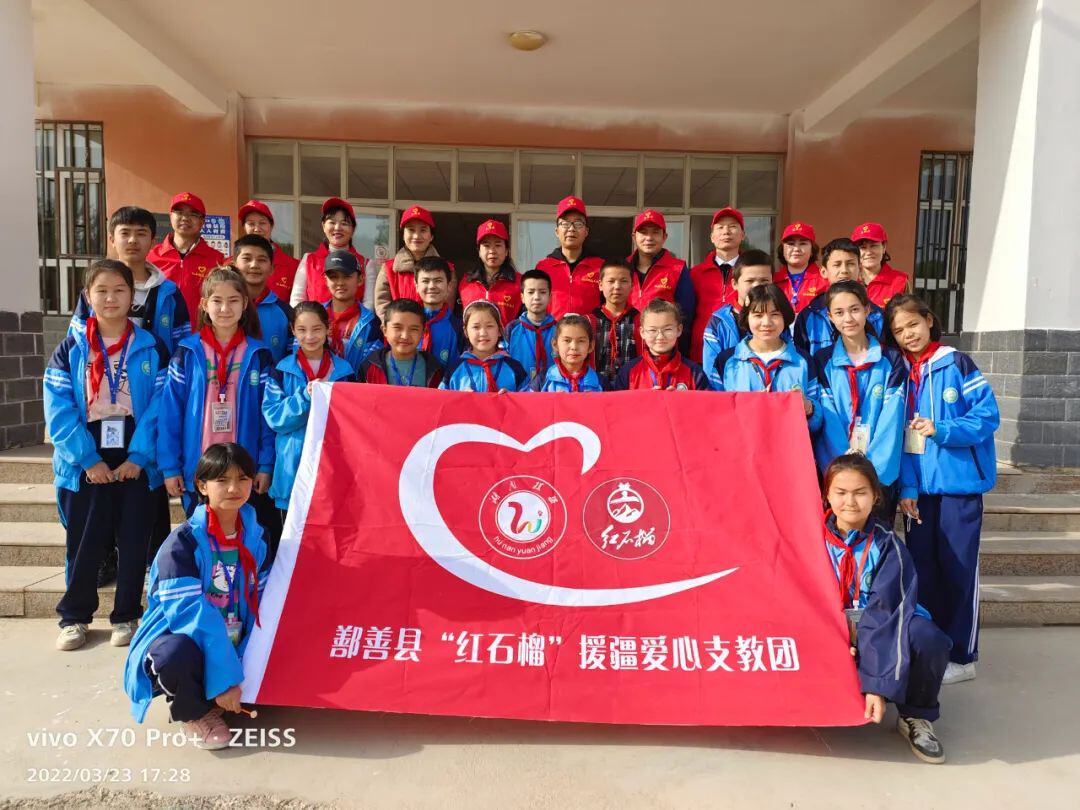 爱心支教团给学生迪力家送温暖.