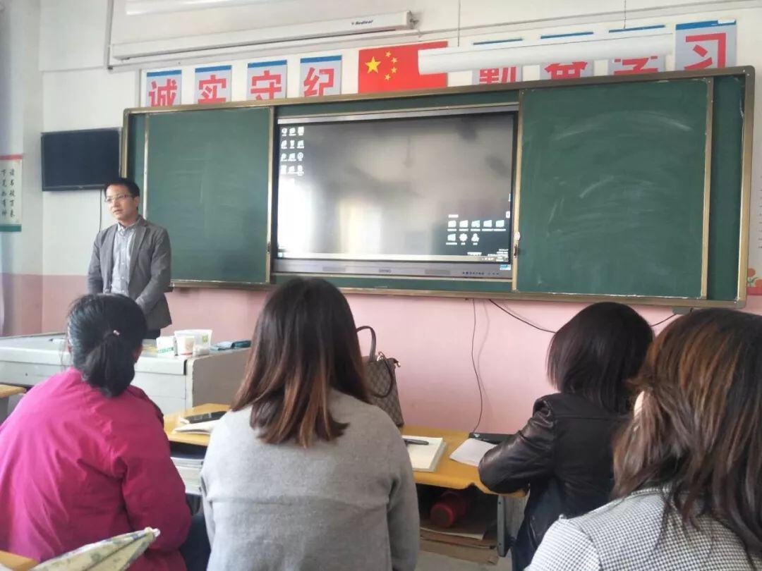 乌什县初中英语教学能手工作室启动后,周建华老师利用工作室这一平台