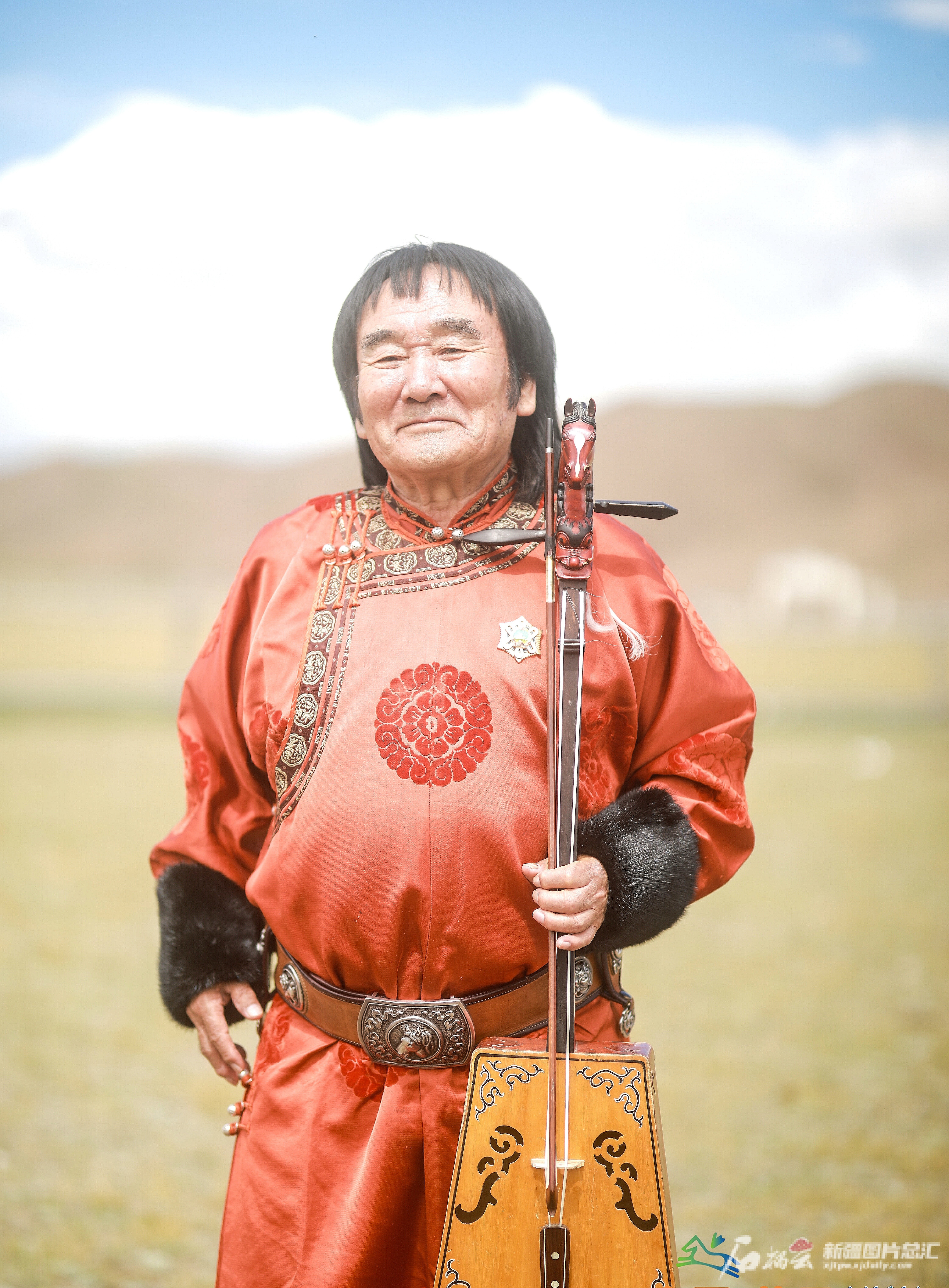 一把琴就是一片移动的草原访四度来疆采风的马头琴大师齐宝力高