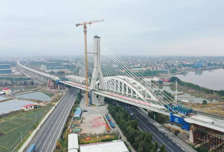 16日凌晨,中国首条跨海高铁——新建福(州)厦(门)铁路木兰溪特大桥